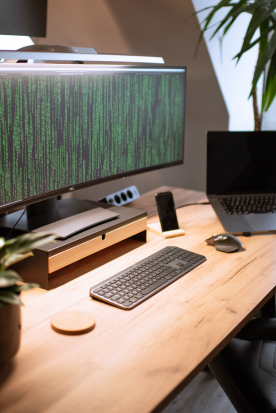 Bürobild - Schreibtisch mit Matrix Bildschrim